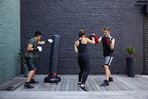 mężczyźni i kobieta w odzieży sportowej trenujący boks